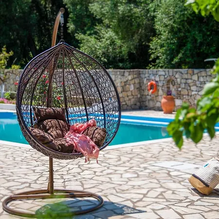 Aphrodite & With Pool * Λάκκα